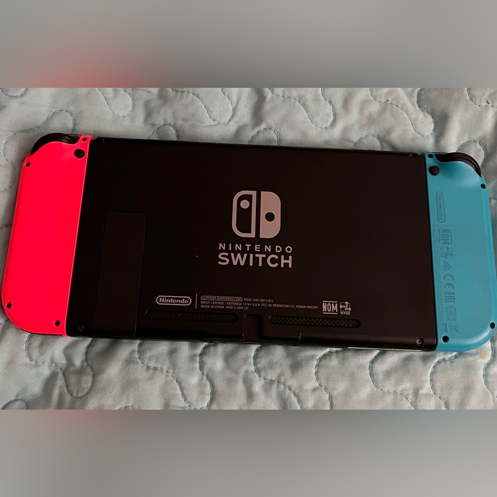 Nintendo Switch - Picture 2 of 2